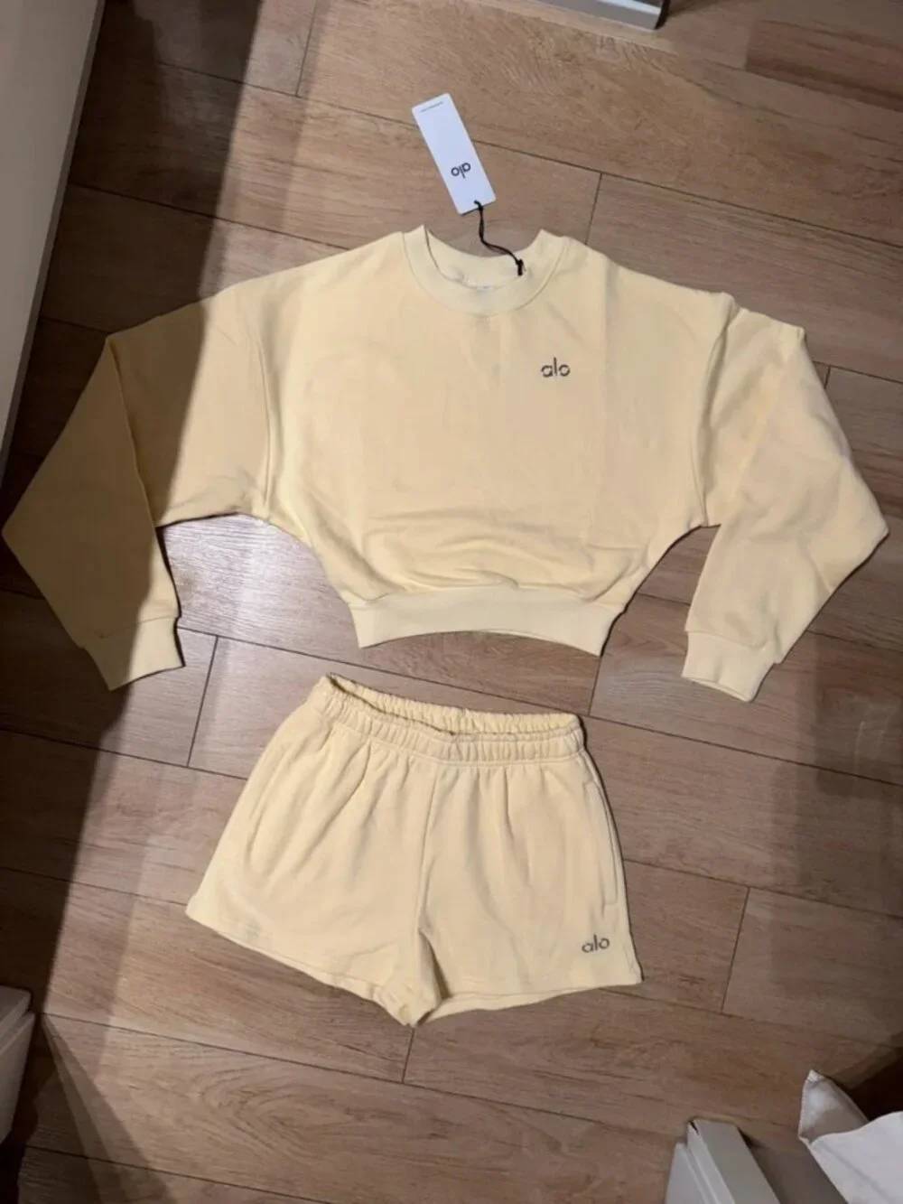 Alo Yoga Candle Yellow Cropped Sweatshirt & Shorts Set M